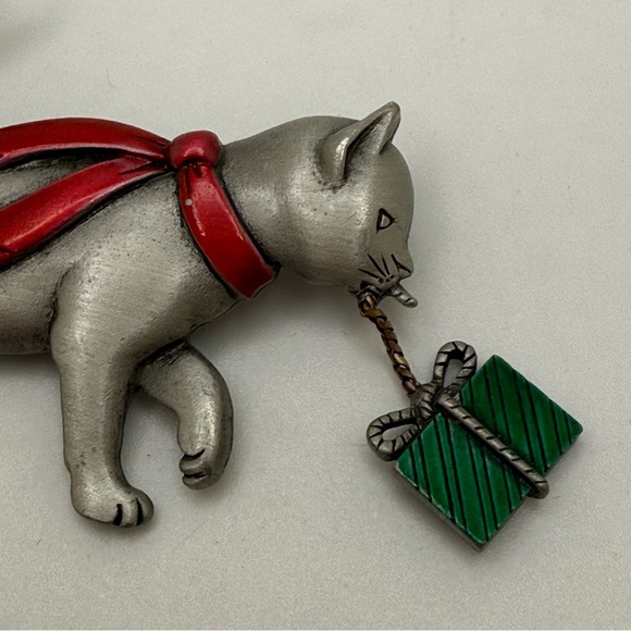 Vintage JJ Jonette Christmas Cat Thief Present Silver Tone Brooch Pin Signed - Picture 2 of 9